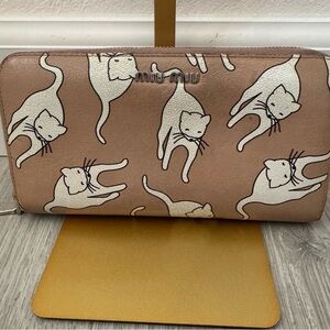 Miu Miu *Rare* Pink Cat Wallet🩷
